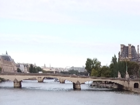 The type of photos I normally take on my photo walks, quite leisurely experienced with no security checks or hour long queues. 👏👏👏 This was taken on the wooden pedestrian bridge, pont de arts, that spans the Seine River from south side of the Louvre museum to the north side of Saint-Germain de Prés neighborhood where the Paris Institute is located. .