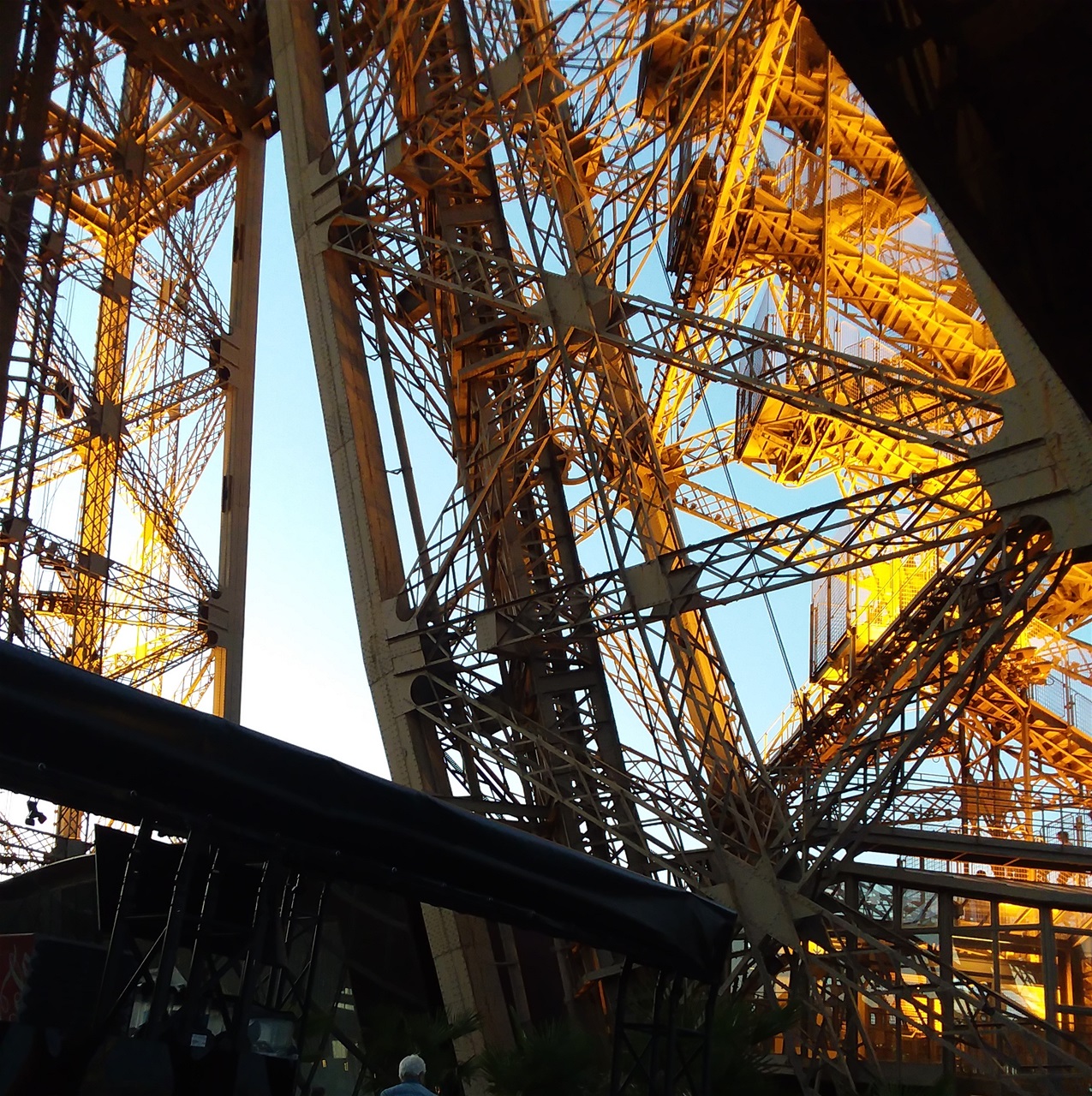 SPENDING AN EVENING AT THE EIFFEL TOWER WITH LIGHTS FLASHING AT DUSK.