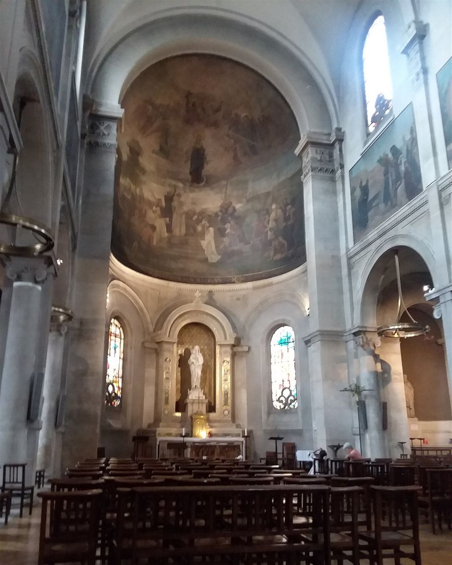 In Paris there are a few churches with the name Notre Dame. This is the interior of Notre Dame des champs. Champs means field and, since this is one of the oldest churches of Paris, at the time it was built, it was outside of the city walls, in the midst of a field. The neighborhood that would eventually be created around the church is Saint-Germain des près neighborhood. 🌹🌹 And for Notre Dame Cathedral,  may she quickly be restored. 🌹🌹