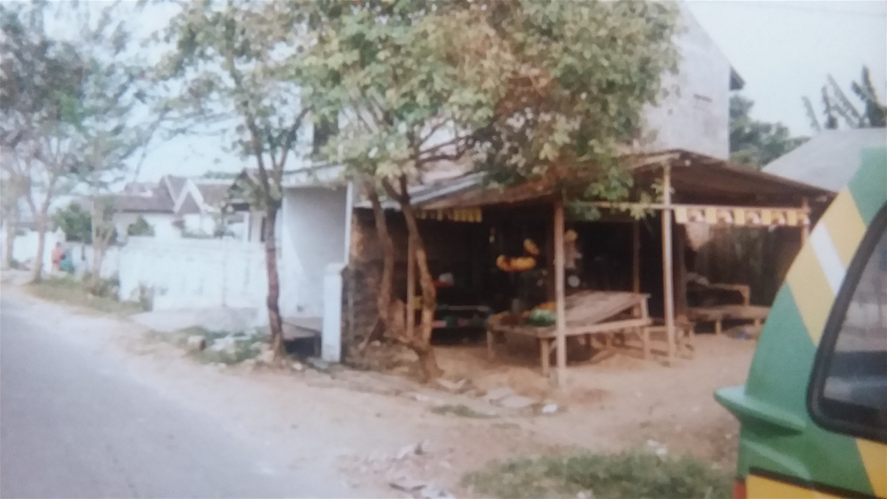 A WARUNG IS A SMALL PLACE TO RELAX OR SHOP.