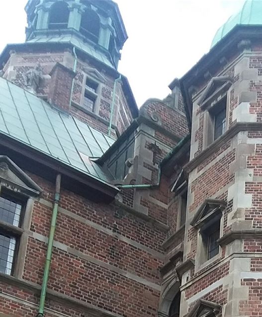 Time to queue up at the entrance of Rosenborg Castle.