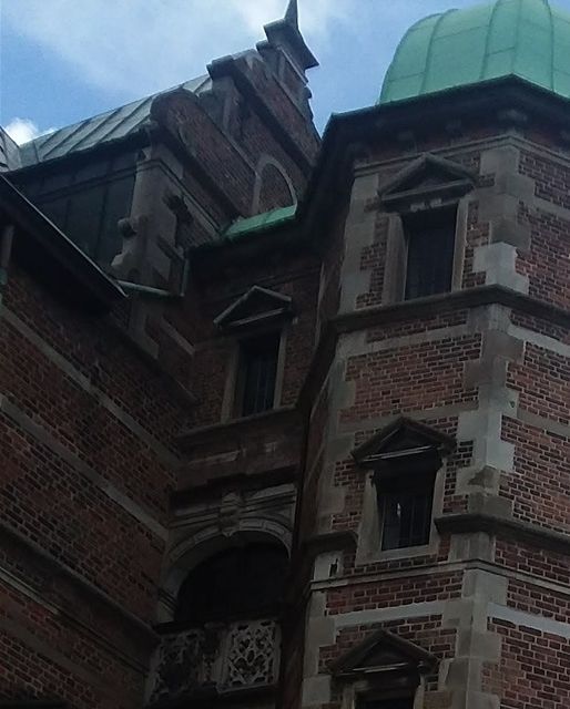 We are still waiting for that group of people to enter Rosenborg Castle. Then we will queue up to enter with the next group. The wait is not very long. Anyway, it is an enjoyable wait as long as you do not have many plans for the day. It is always best to plan for a whole morning or a whole afternoon when visiting a castle. .