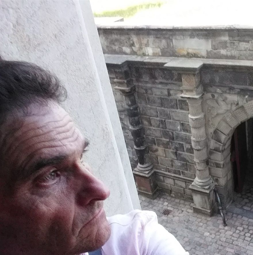 I am rarely in photos because I do not like doing selfies but I made an easy selfie while overlooking a passageway in Kronborg Castle . Many castles are like mazes and we must sometimes allow a few minutes to be lost 😏