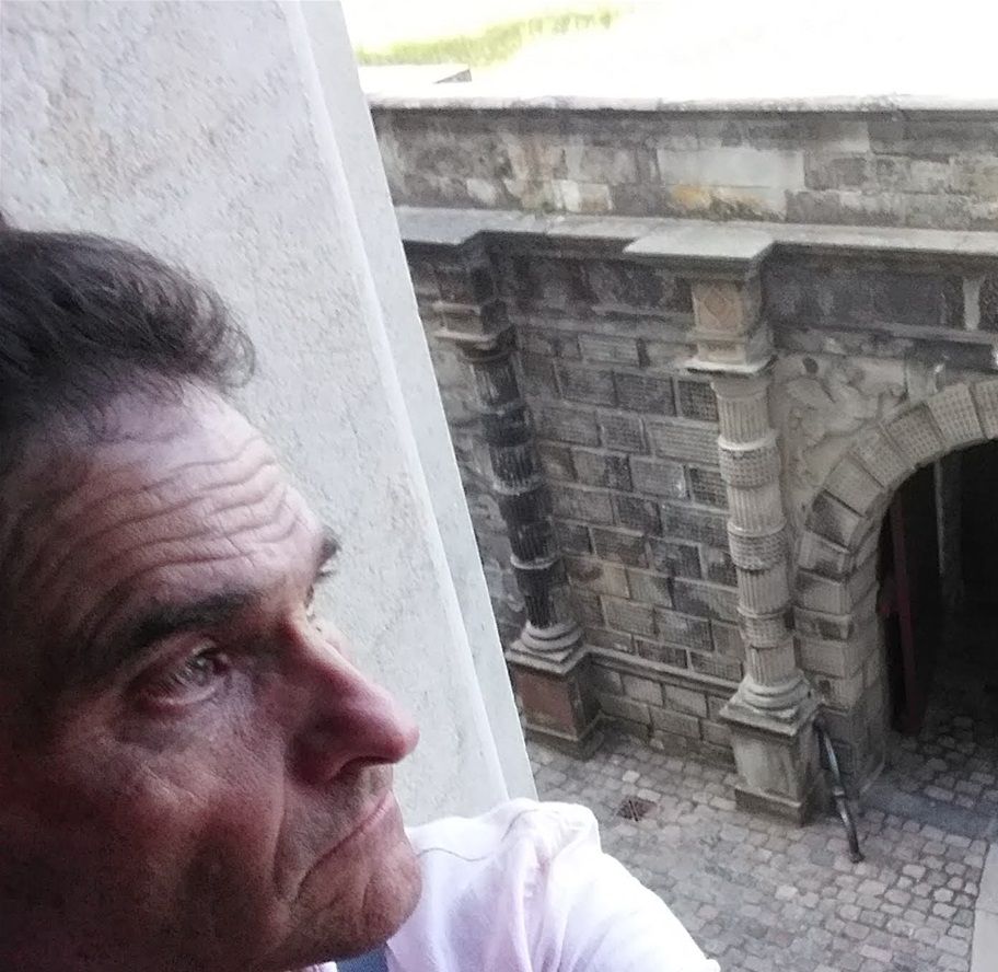 I am rarely in photos because I do not like doing selfies but I made an easy selfie while overlooking a passageway in Kronborg Castle . Many castles are like mazes and we must sometimes allow a few minutes to be lost 😏