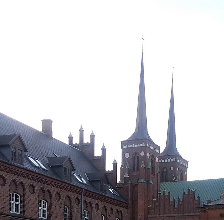 Domkirkemuseet is within the Roskilde Cathedral property. Roskilde Museum of Contemporary Art is within the former Royal Mansion, also called the Yellow Palace, and Kongelige Palace (