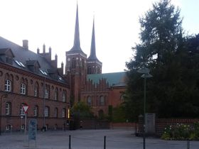 Domkirkemuseet is within the Roskilde Cathedral property. Roskilde Museum of Contemporary Art is within the former Royal Mansion, also called the Yellow Palace, and Kongelige Palace (
