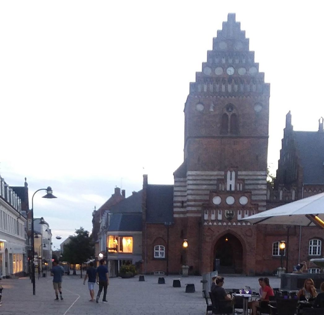 On Stændertorvet in the Roskilde Centrum area you will find the Skt Laurentius History Museum and several shopping streets. There are great restaurants here as well as many very interesting shops like Lege-Kæden (toys), Masai Clothes, and Caseus, Ost, & Delikatessen (cheeses).