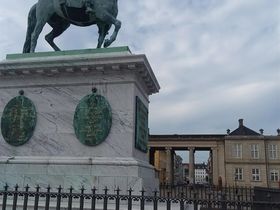 Speaking of Amalienborg Palace, this equistrian statue is in the center of its courtyard. It depicts King Fredrik V on his horse 🙂🐎. The statue was completed in 1771.