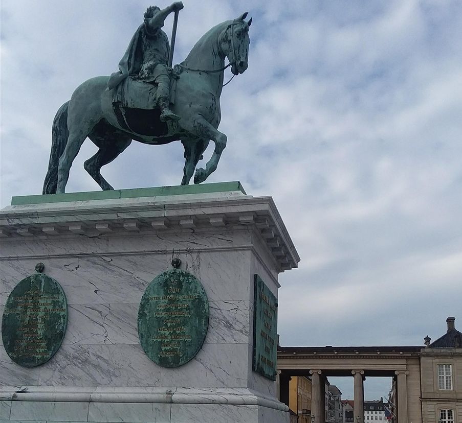 Speaking of Amalienborg Palace, this equistrian statue is in the center of its courtyard. It depicts King Fredrik V on his horse 🙂🐎. The statue was completed in 1771.