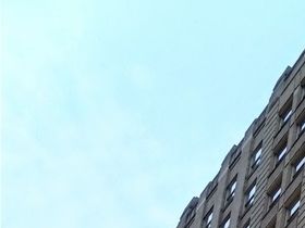 The Paramount Building has neon signs now. It was designated a NYC landmark in 1988. It has 33 stories and is located at 2501 Broadway Street in the Theater District near Times Square. It was built in the Beaux-Arts architectural style. The Paramount Theater originally was located here but now we have Hard Rock Cafe 🙆.