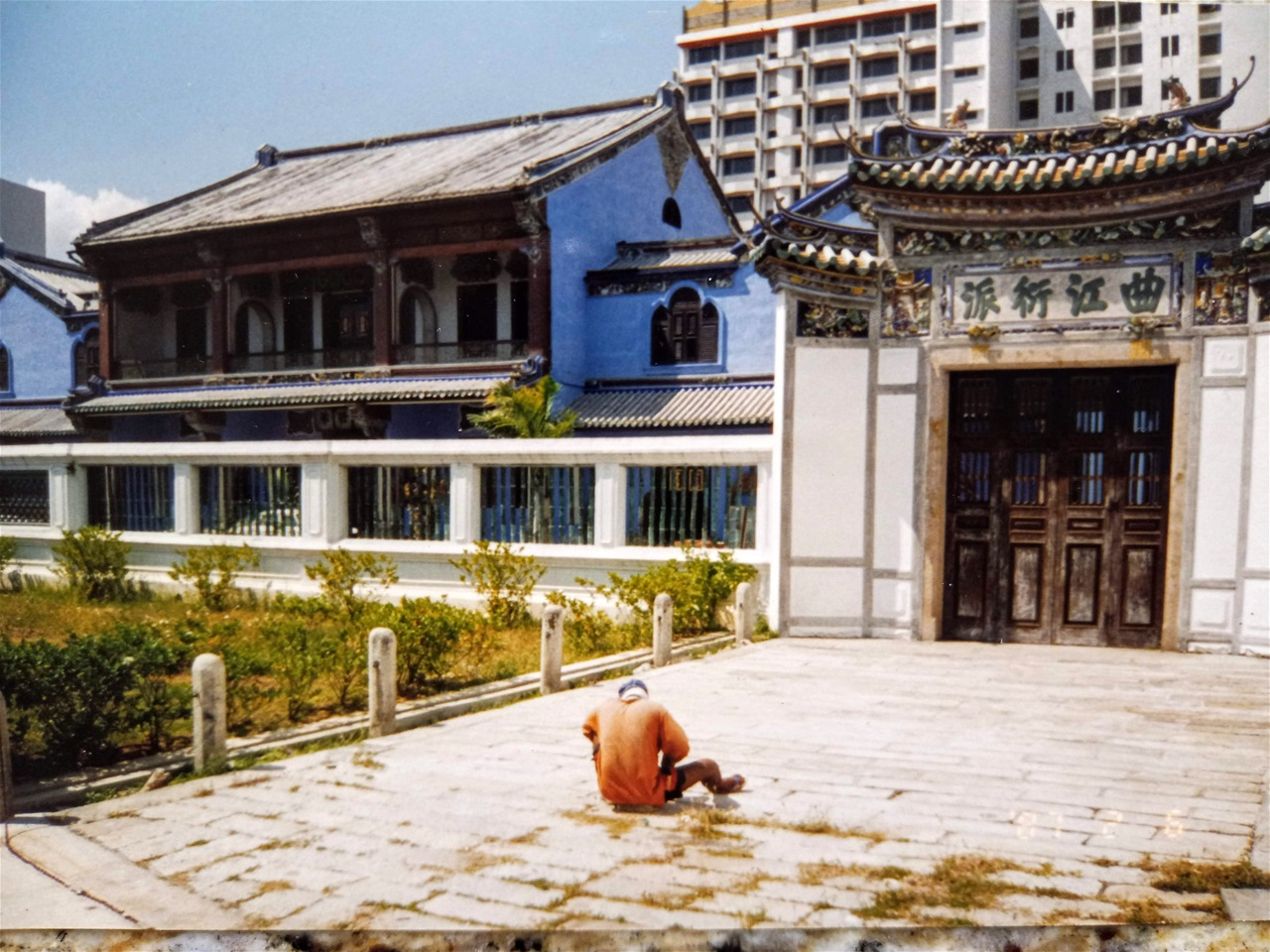 WALKING A CHINESE NEIGHBORHOOD IN PENANG MALAYSIA.