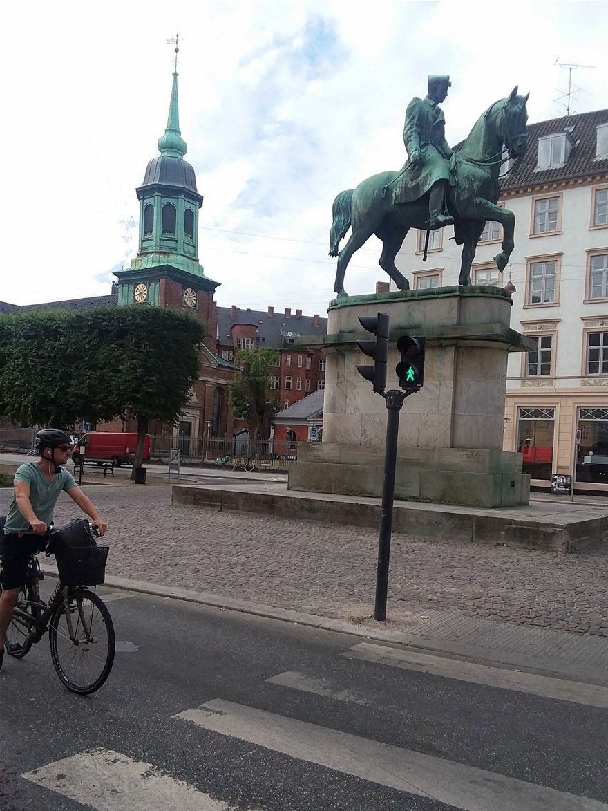 While walking the streets of Copenhagen, I discovered this statue of King Christian X (Christian X Statuen) which is at the.intersection of Bredgade and Queen Annæ place.